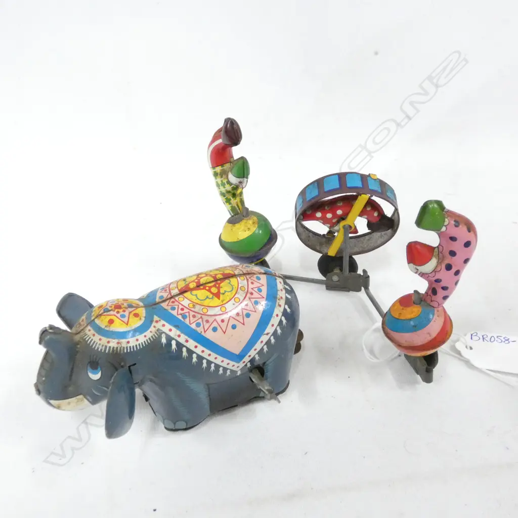 TIN PLATE WIND UP CIRCUS ELEPHANT PULLING 3 CLOWNS - WORKING - L 280MM Image 1++